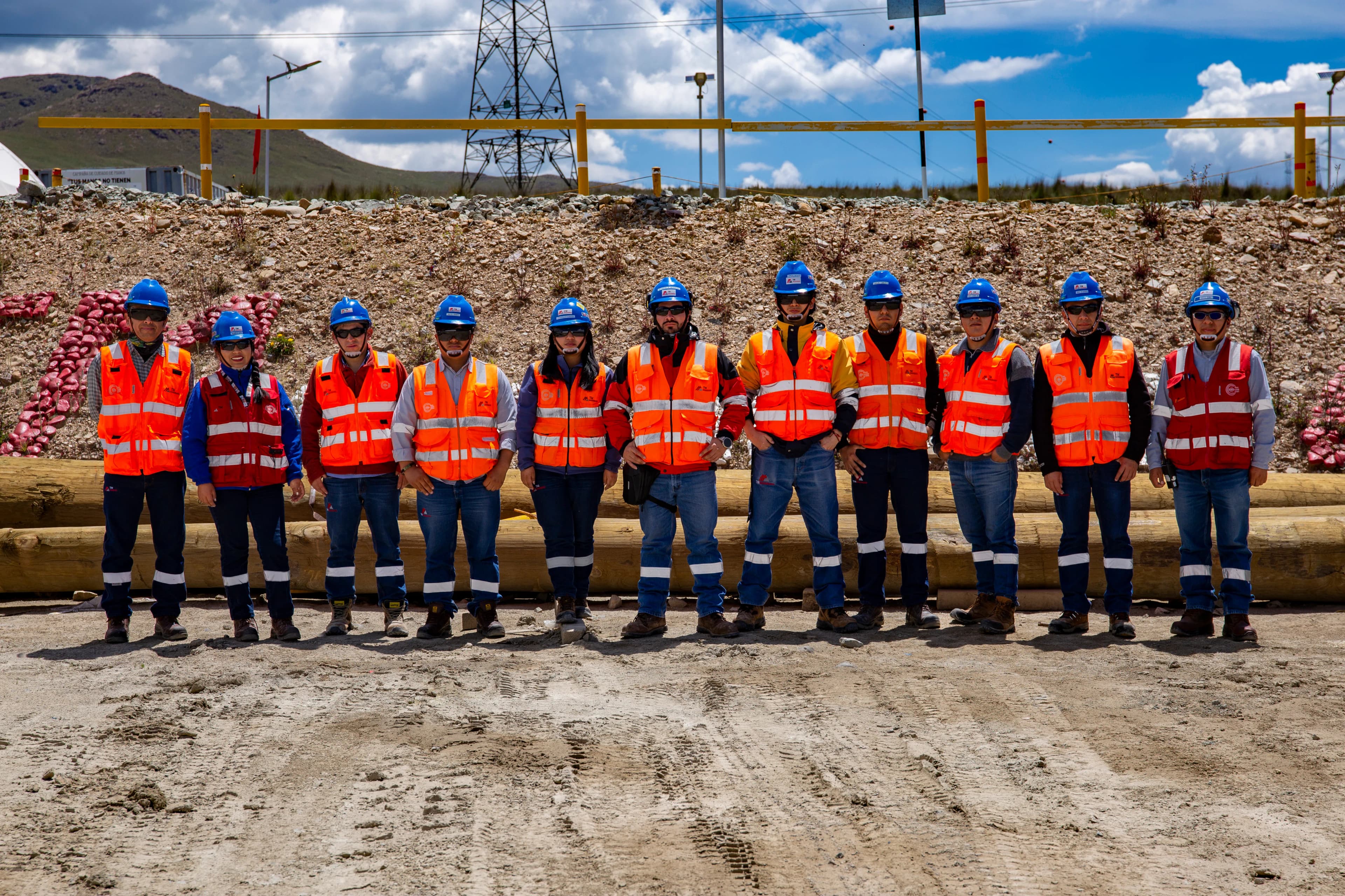 Equipo de Trabajadores en Grupo — TM Maquinaria