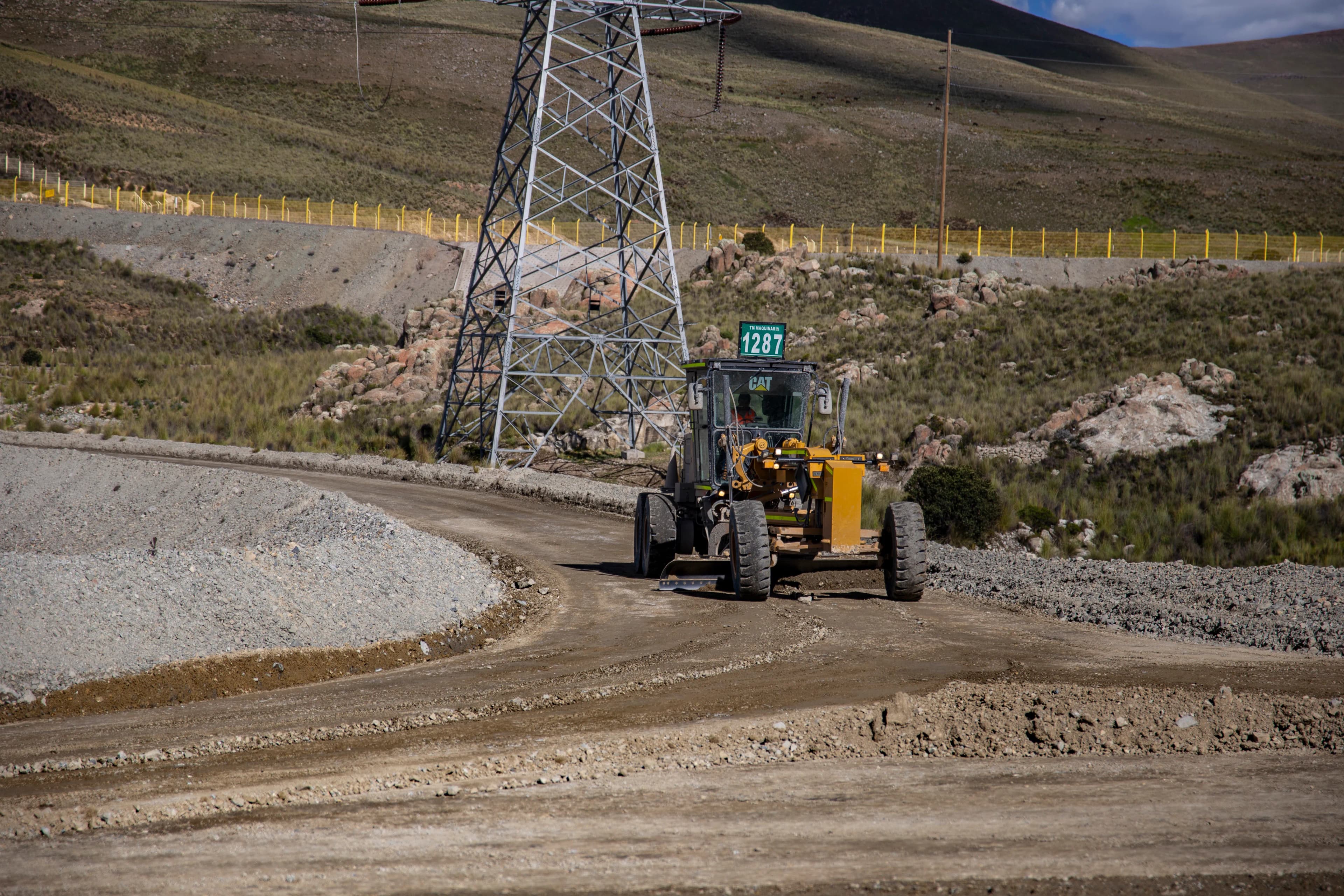 Motoniveladora Caterpillar en obras civiles viales — TM Maquinaria Espinar, Cusco
