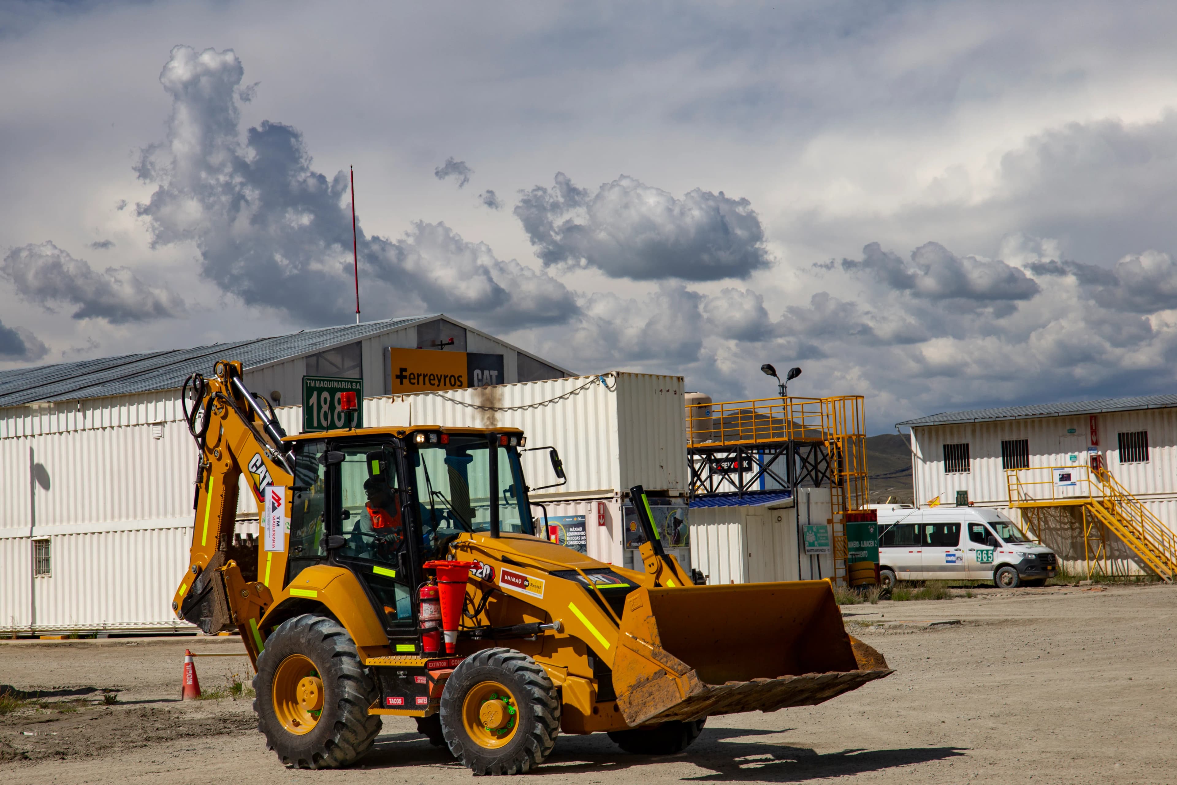 Retroexcavadora Caterpillar en proyecto de movimiento de tierras — TM Maquinaria Espinar